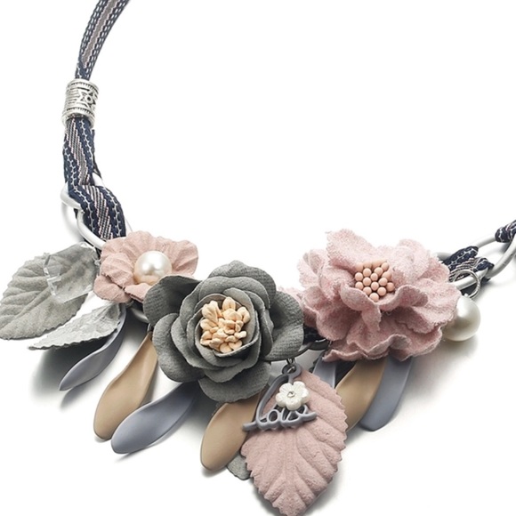 Just in! Gorgeous Fabric Floral necklace! - Picture 3 of 3